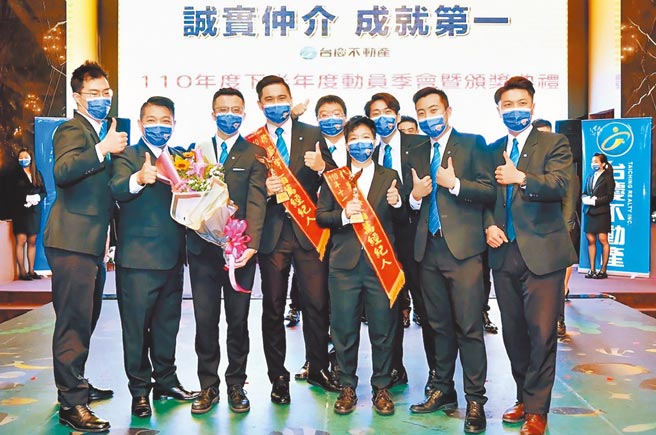 台庆不动产店东林威志说全集团2020年6月就落实「成交行情揭露到门牌」，深获客户和各界肯定。（永庆房产集团提供）