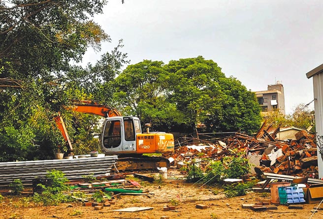 嘉义县朴子市已故助产士施周静江，其生前拿来当产房的故居被文资委员认定无列册追踪价值，日前已被建商拆除。（读者提供／吕妍庭嘉义传真）