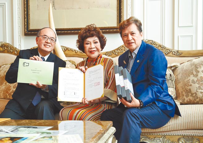 李朝永（右起）、周游、国家电影及视听文化中心董事长蓝祖蔚昨在捐赠仪式后开心合影。（陈俊吉摄）
