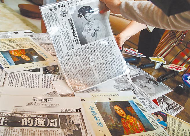 周游昨分享当年主演歌仔戏的剪报，扮相清秀。（陈俊吉摄）