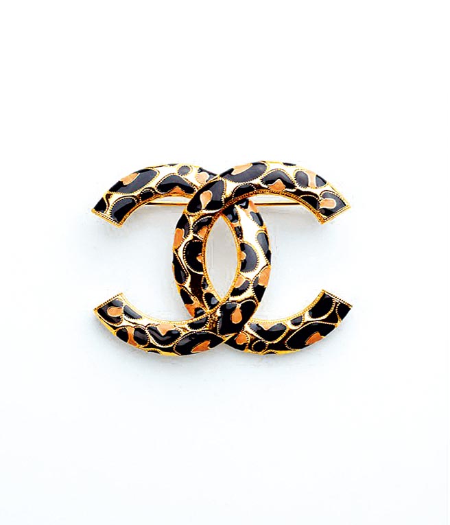 GD包上胸针类似款，香奈儿金属襟针港币5900元，约台币2万2202元。（摘自CHANEL官网）