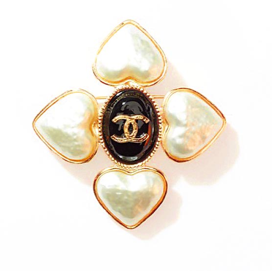 香奈儿2021/22 Cruise度假系列胸针，2万2100元。（摘自CHANEL官网）