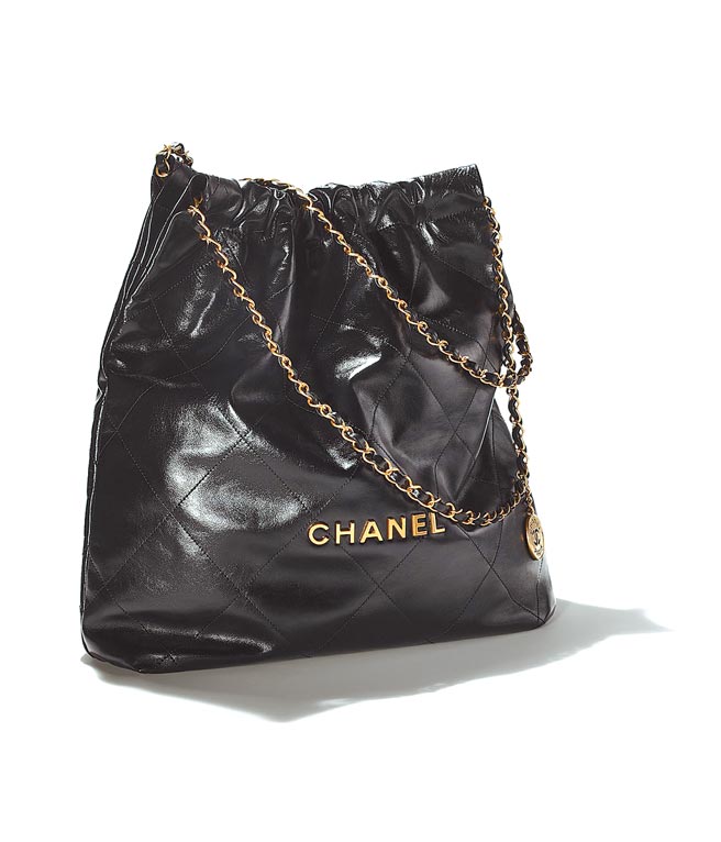 香奈儿黑色CHANEL 22包款（侧背款），17万5800元。（CHANEL提供）