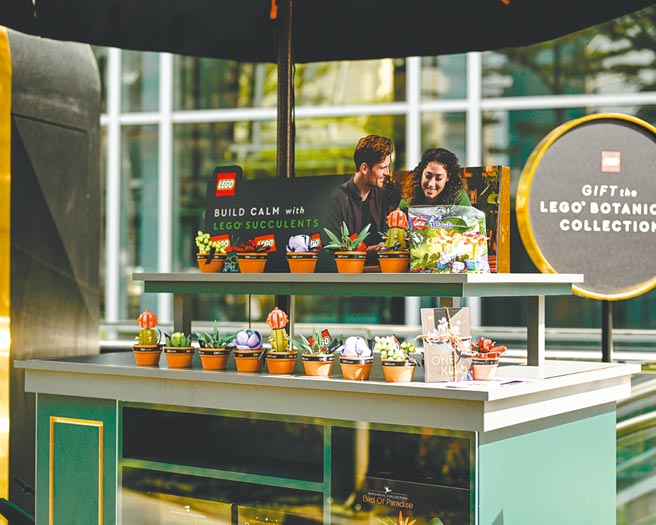 全台乐高指定店铺祭出多项母亲节期间限时优惠活动，消费乐高花艺系列，加上乐高精选系列任一盒组，即可获得限量庭园花朵与蝴蝶乐高小包。（乐高提供）