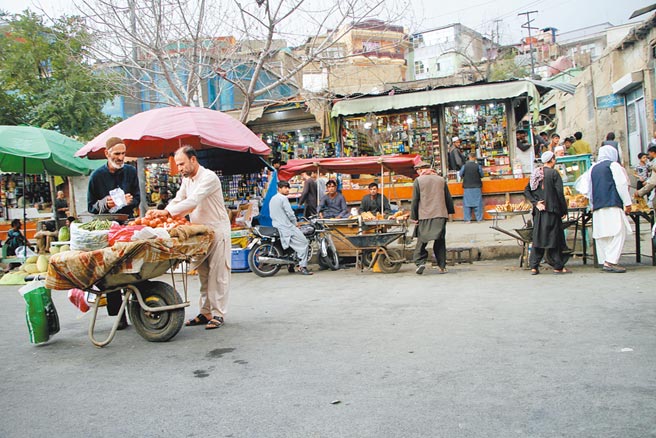 阿富汗政权更迭，当地人民陷入被塔利班重新统治的恐惧。（新华社）