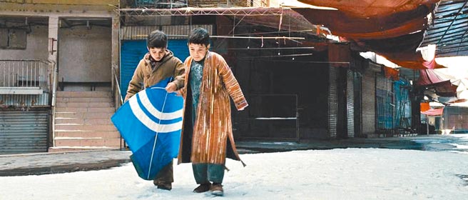 《追风筝的孩子》深刻剖析人性的背叛与救赎。（摘自网路）