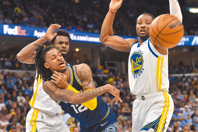 灰熊后卫莫兰特如入无人之境，切入勇士禁区后向外传球。（美联社）