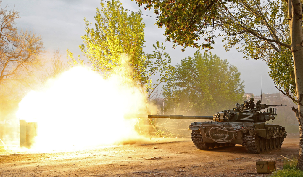 亲俄部队5月5日驾着坦克，在乌克兰南部港市马立波（MARIUPOL）的亚速（AZOVSTAL）钢铁厂附近展开勐烈砲击。（路透）(photo:ChinaTimes)