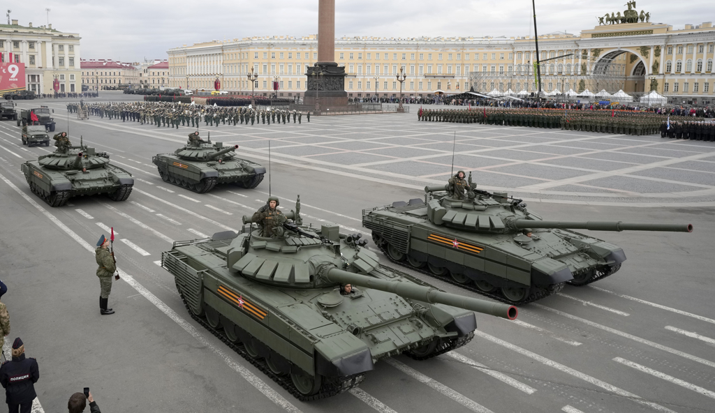 俄罗斯T-72坦克5月5日在圣彼得堡王宫广场彩排，准备迎接二次大战「胜利日」（Victory Day）大阅兵。（美联社）(photo:ChinaTimes)