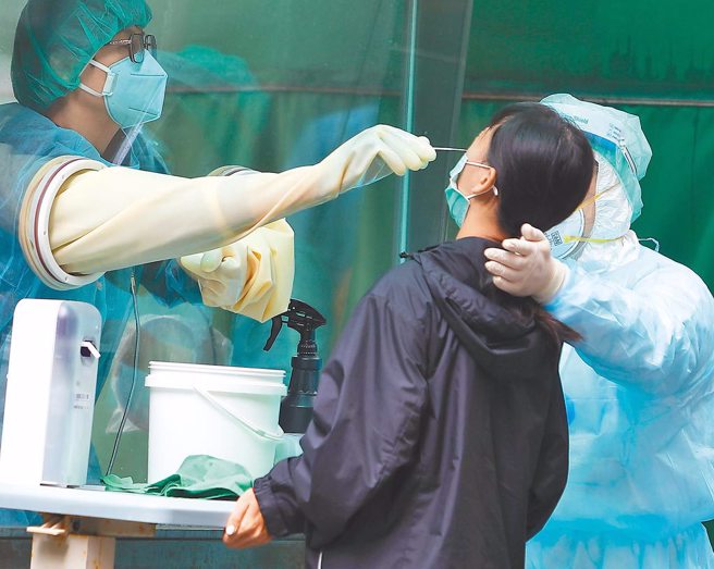 北市內湖區某醫院累計21人染疫，其中有4名醫護確診。圖為醫護替民眾篩檢，（資料照／季志翔攝）