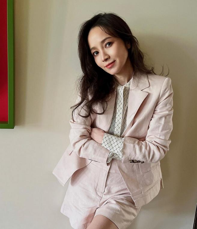 侯佩岑以 Club Monaco展现夏季清爽都市丽人模样，让她笑称自己是「侯秘书」，粉色麻质西装外套1万3900元、几何印花丝质衬衫8900元、粉色麻质短裤4900元。 （摘自侯佩岑IG）
