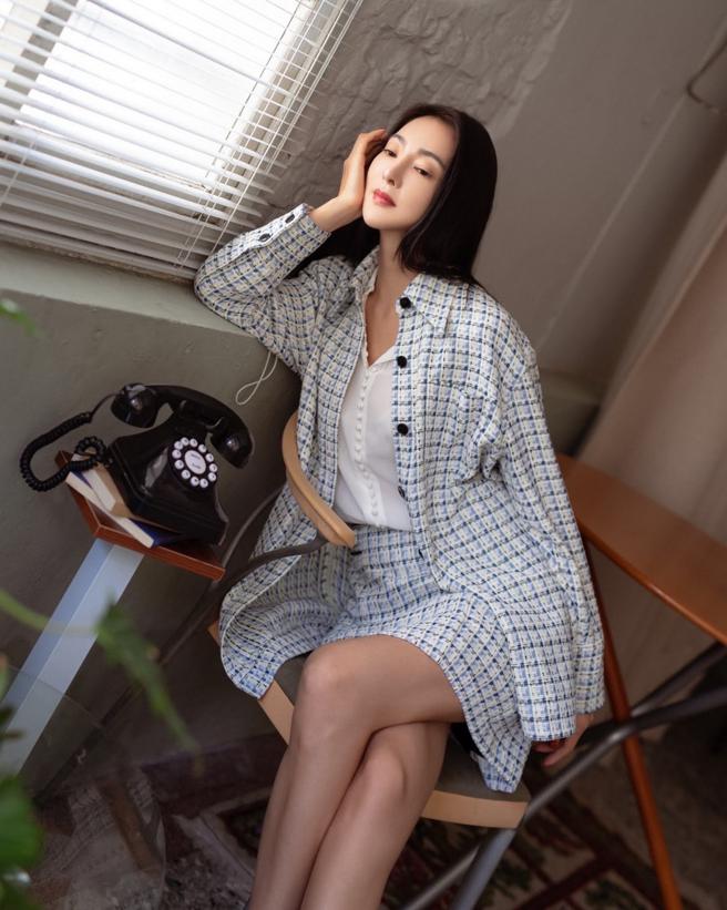 吴速玲表示穿适合自己的服装，可让人更自信， Club Monaco 长版花呢外套1万1900元、 丝质排扣衬衫8900元、花呢短裙 7900元。（摘自吴速玲IG）