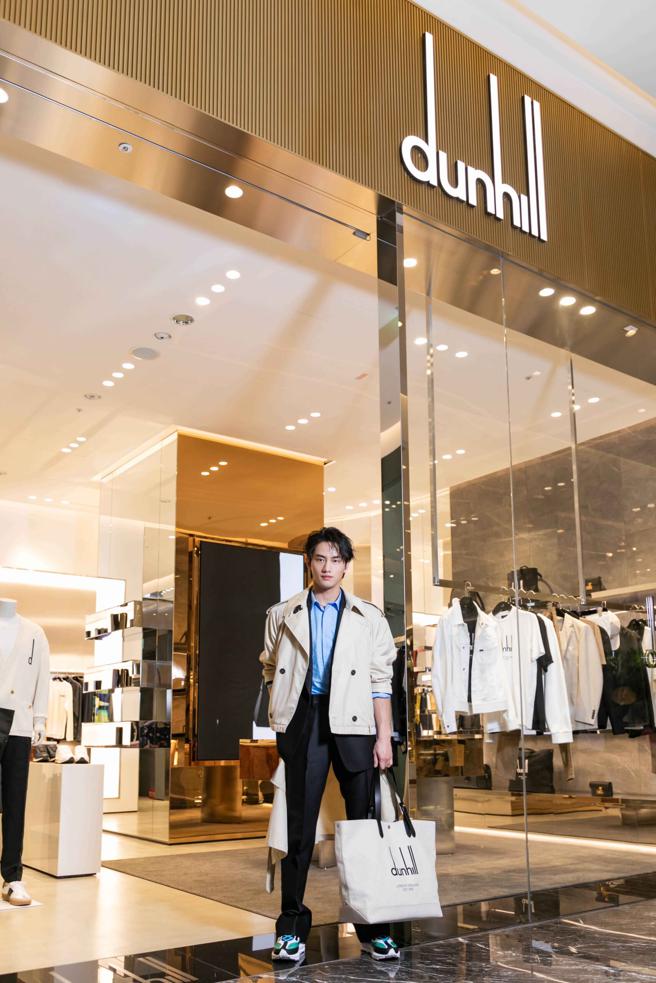 范少勳夏季偏愛以藍、白等清爽色系做穿搭，其中特別推薦身上的米色風衣，可擋陽光也十分帥氣，Dunhill COMPENDIUM棉質真絲風衣，8萬9950元。（Dunhill 提供）
