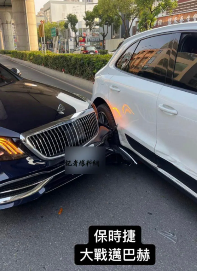 賓士車從後方追撞前方保時捷的右後方，造成2車車身毀損，而有眼尖目擊者發現，該款賓士車竟是要價888萬的「邁巴赫」新車，選配後要價破千萬。（翻攝自記者爆料網）