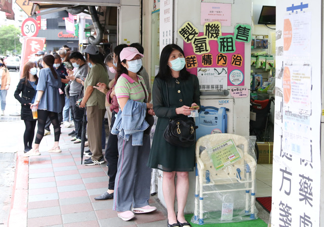本土疫情持续升温，不少民眾仍在排队抢快筛。（陈俊吉摄）