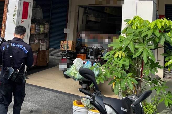 高雄前金區發生一起貨梯夾死人意外，消防隊獲報前往搶救。（翻攝照片／高雄洪靖宜傳真）