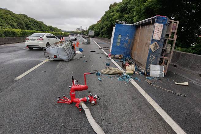 载有化学药剂的大货车在中山高湖口路段翻覆。（新竹县消防局提供／罗浚滨新竹传真）