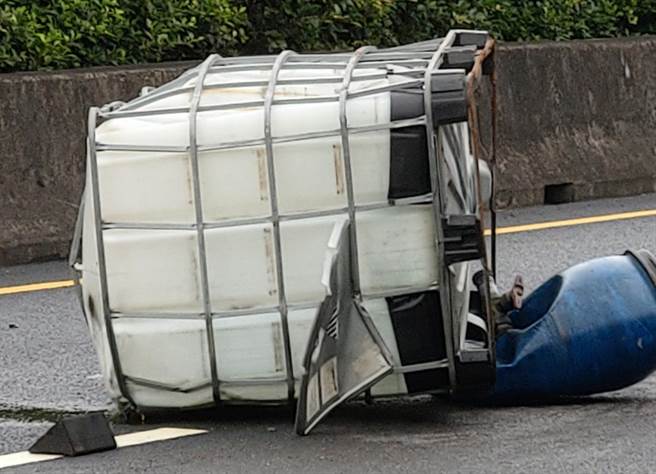 化学药剂掉落车道，并有渗漏情形。（新竹县消防局提供／罗浚滨新竹传真）