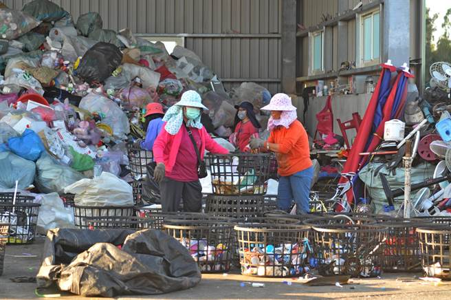 金門近年努力推動垃圾分類、減量，獲得全國最落實執行縣市的榮譽。（李金生攝）