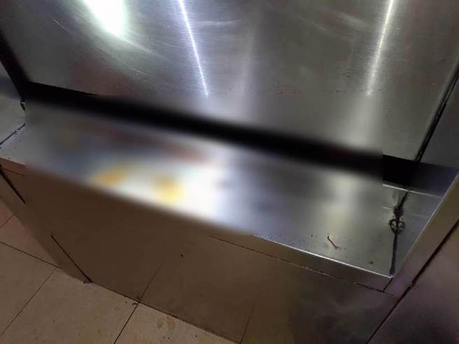 李女遭貨梯夾。（翻攝照片／高雄洪靖宜傳真）