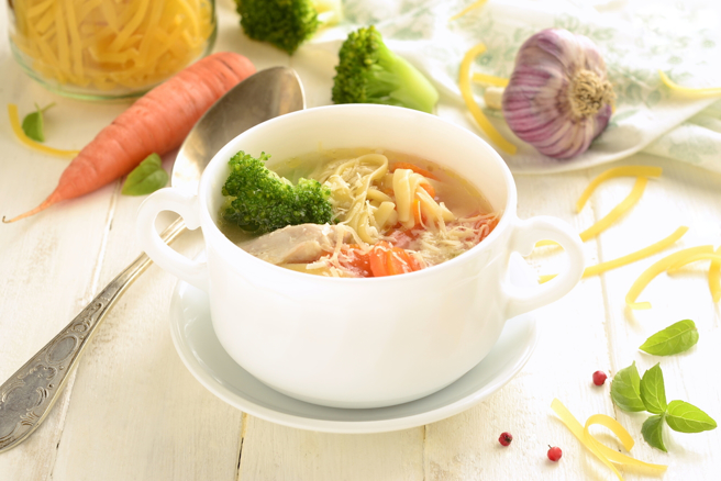 防疫健体鸡汤 不加汤粉就鲜甜！ 「跑活水去腥」 秘诀曝光。(示意图/Shutterstock)