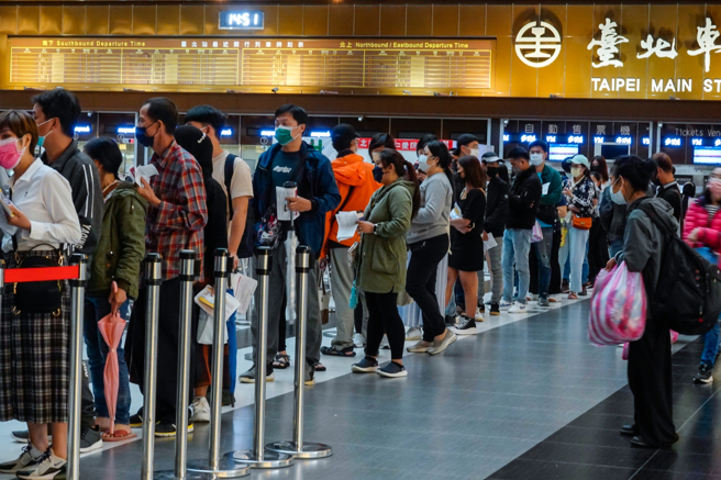 台灣人懂得趨吉避凶，當確診數一多，會減少外出及接種疫苗。（黃子明攝）