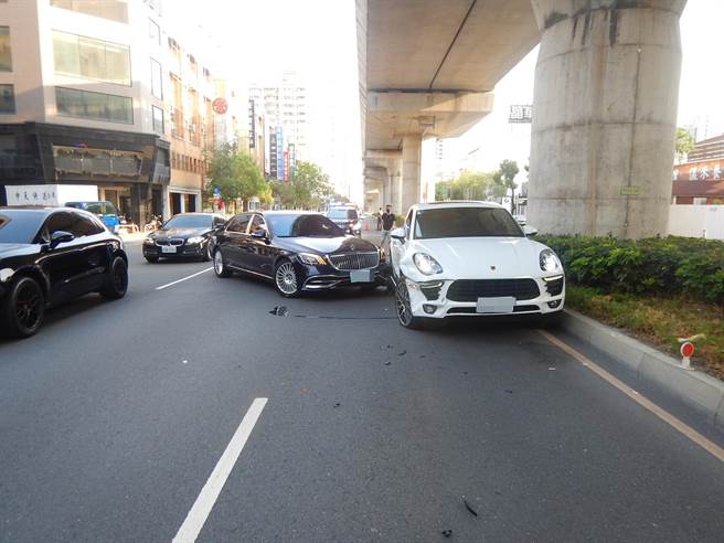 台中市文心路一段昨天下午发生白色保时捷与黑色宾士之王迈巴赫的擦撞事故，吸引路人关注。（民眾提供／谢琼云台中传真）