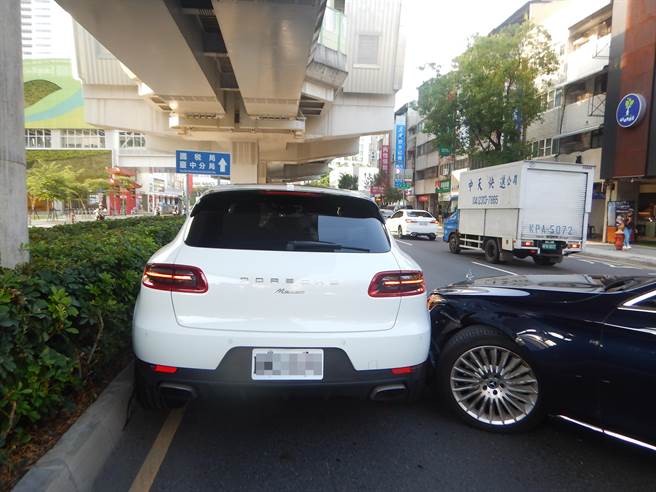 台中市文心路一段昨天下午发生白色保时捷与黑色宾士之王迈巴赫的擦撞事故，吸引路人关注。（民眾提供／谢琼云台中传真）