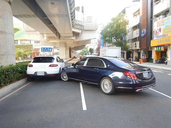 台中市文心路一段昨天下午发生白色保时捷与黑色宾士之王迈巴赫的擦撞事故，吸引路人关注。（民眾提供／谢琼云台中传真）