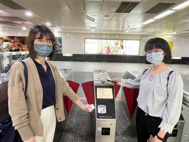 5月7至8日母亲节周末两天，只要子女与妈妈同行进站，高捷公司将招待妈妈免费搭乘捷运。（高捷公司提供／高雄洪靖宜传真）