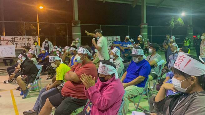 台東海端鄉大埔部落一處1.5公頃私有地申設太陽光電，業者5日在當地活動中心辦理說明會，遭到當地族人反對。（讀者提供／蔡旻妤台東傳真）