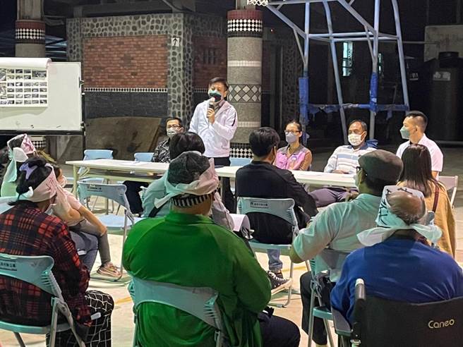 台東海端鄉大埔部落一處1.5公頃私有地申設太陽光電，業者5日在當地活動中心辦理說明會，遭到當地族人反對。（讀者提供／蔡旻妤台東傳真）