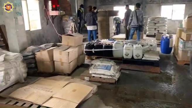 雲林地檢署指揮專案小組2日同步查緝雲林縣內20幾個可疑地下工廠、經銷倉庫、農藥零售店，查獲查獲多種假農藥。（雲林地檢署提供）