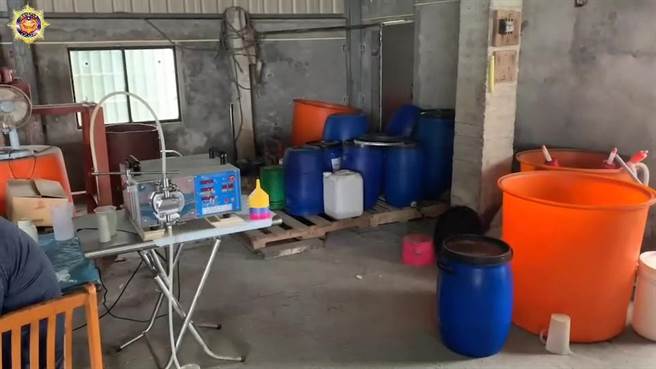 雲林地檢署指揮專案小組2日同步查緝雲林縣內20幾個可疑地下工廠、經銷倉庫、農藥行，查獲偽劣農藥成品、農藥原體、半成品、假農藥標籤、包裝材料、各式生產器械。（雲林地檢署提供）