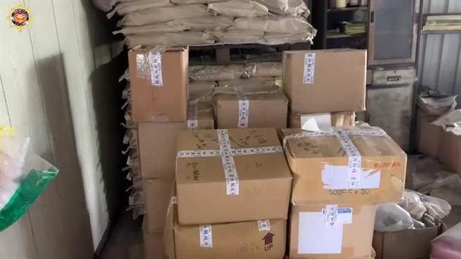 專案小組查扣數量龐大的假農藥證物，有待進一步查驗。（雲林地檢署提供）