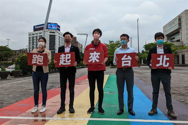 6日上午吴峥（左三）在台北市民广场彩虹起跑线上，宣布投入2022年选战，市议员林亮君（左一）、立委林昶佐（左二）、市议员邱威杰（右二）、市议员苗博雅（右一），都到场表达支持力挺。（陈敬哲摄）