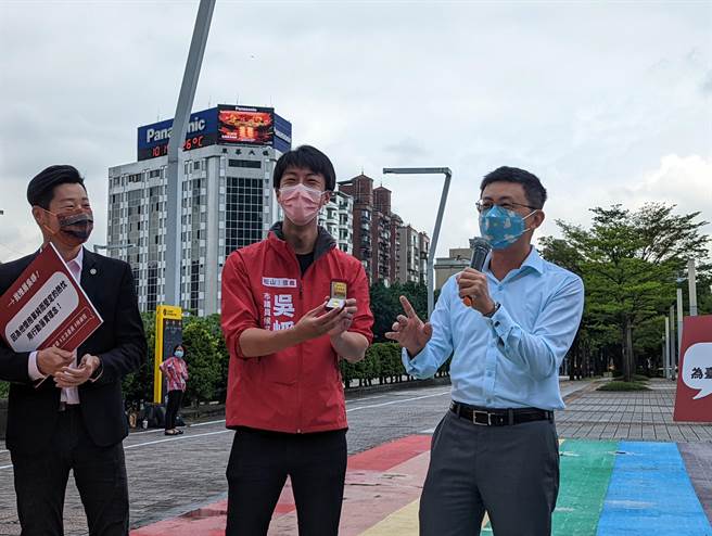 市议员邱威杰（右）给予吴峥（左）自己的市议员徽章，对外表达将市议员责任交棒。（陈敬哲摄）