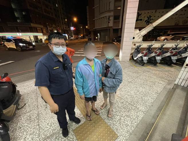 警员游腾元（左）细心比对过滤多笔失踪人口资料后，协助家属找到失踪的弟弟，功德圆满。（台中市警第三分局提供／张妍溱台中传真）