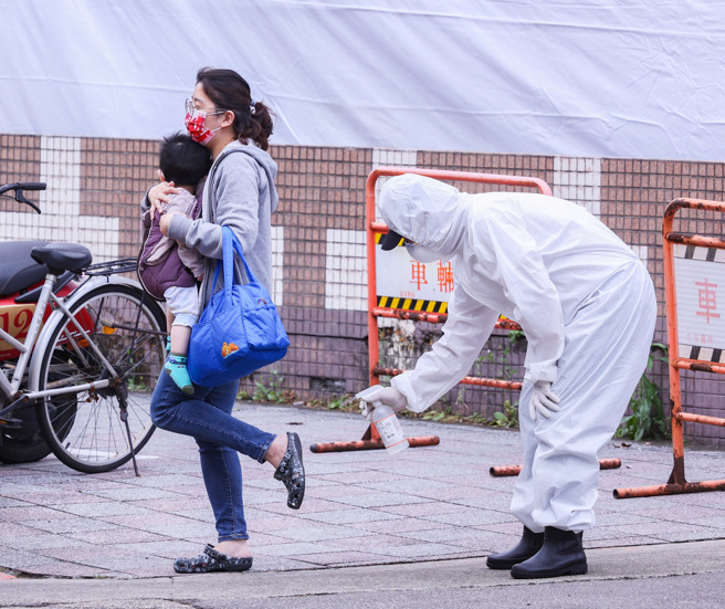 民眾在疫情期間應提高警覺，外出返家前做好清消。（羅永銘攝）