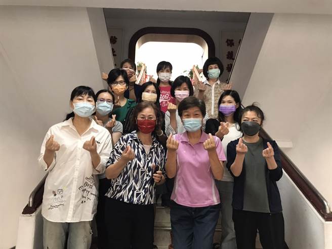 丰原警分局女主管会计室主任陈丽宽(前排左2)、秘书室主任蔡季芳(前排左2)、 行政组长陈孟君(第二排右1)，个个都很优秀。(警方提供)