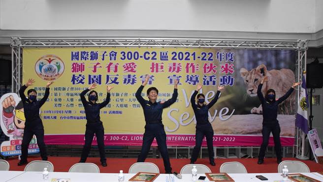 秘书室主任蔡季芳已过花甲之年，老当益壮忙里忙外，并训练一支女团。(警方提供)