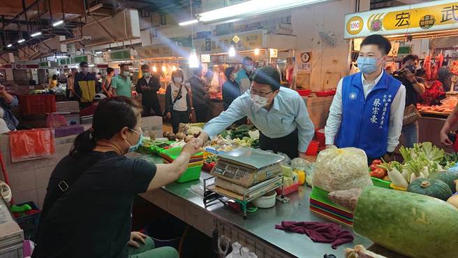 國民黨台南市長參選人謝龍介陪同第8選區登記者蔡宗豪到菜市場尋求支持。（程炳璋攝）
