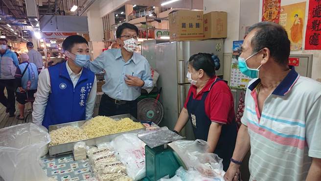 國民黨台南市長參選人謝龍介與第8選區登記者蔡宗豪一起到菜市場尋求民眾支持。（程炳璋攝）