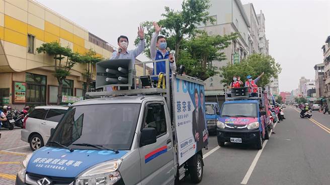 國民黨台南市長參選人謝龍介陪同第8選區登記者蔡宗豪站上車隊遊行尋求電話民調支持。（程炳璋攝）