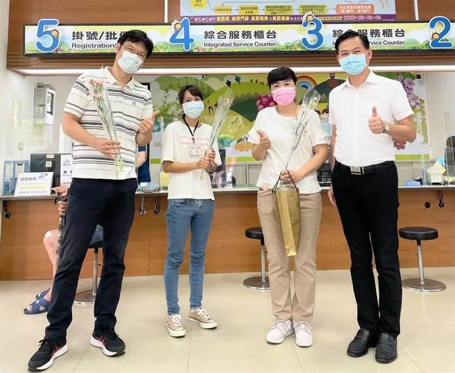 太平警分局分局長葉志誠（右一）6日帶著象徵溫馨的康乃馨花束到太平區衛生所，感謝衛生所護理人員對太平分局同仁提供防疫衛教宣導、疫苗資訊及防疫措施諮詢等協助。（民眾提供／盧金足台中傳真）