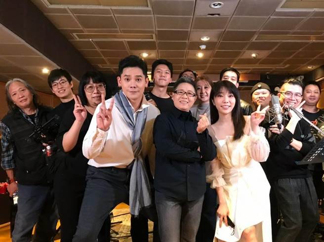 丁晓雯（中）邀请蔡家蓁（右）、卢学叡重新诠释〈你是我胸口永远的痛〉。（丁晓雯提供）