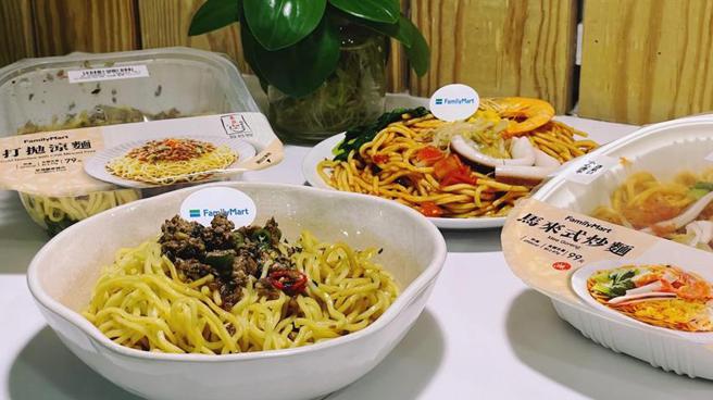 （全家首度携手新加坡肉骨茶第一品牌黄亚细，推出多款联名销魂美味。图／全家提供）