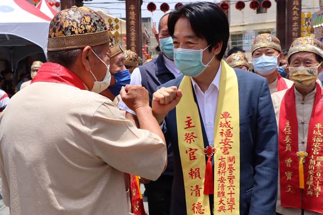 赖清德参拜车城福安宫，感谢庙方在台南大地震第一时间大力相助。（谢佳潾摄）