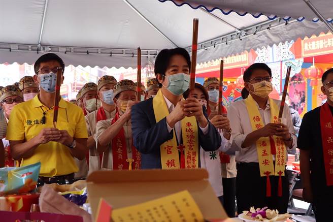 赖清德参拜车城福安宫，感谢庙方在台南大地震第一时间大力相助。（谢佳潾摄）