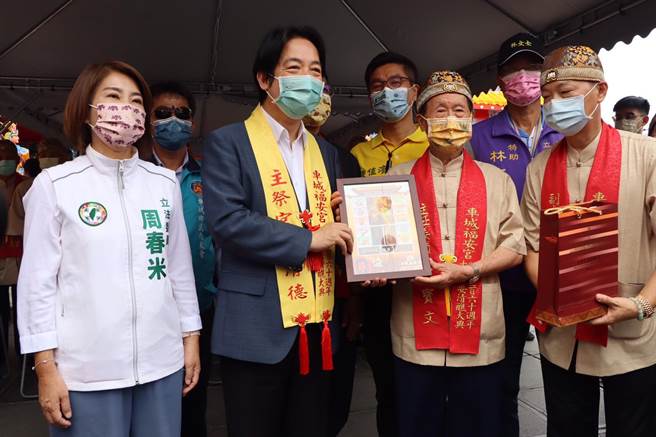 赖清德参拜车城福安宫，感谢庙方在台南大地震第一时间大力相助。（谢佳潾摄）